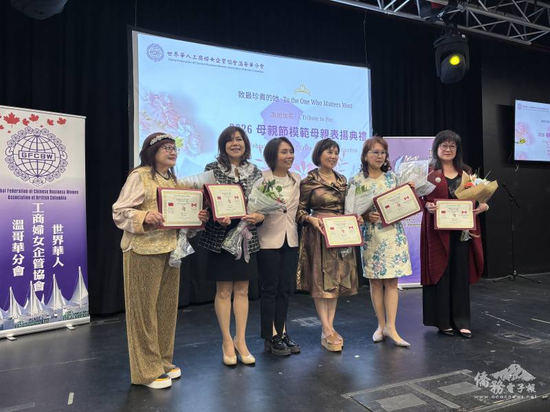 處長劉立欣頒發五位模範母親賀狀，並向所有母親表達敬意