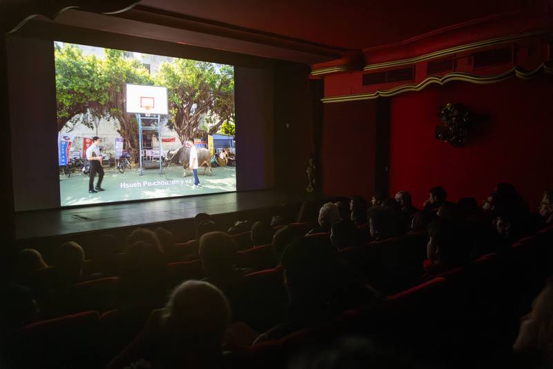 電影「南方時光」多以沉穩的廣角鏡頭，讓演員在場景中穿梭走動，全身演出，展現壓抑氛圍下的困獸之鬥。片中出現的水牛意象代表著堅毅的台灣精神。圖為巴黎台灣電影節放映現場，已於4月舉行完畢