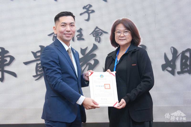 駐馬來西亞代表處僑務組組長廖建勛(左)代表僑委會委員長徐佳青頒發感謝狀給滿任會長陳貴花(右)