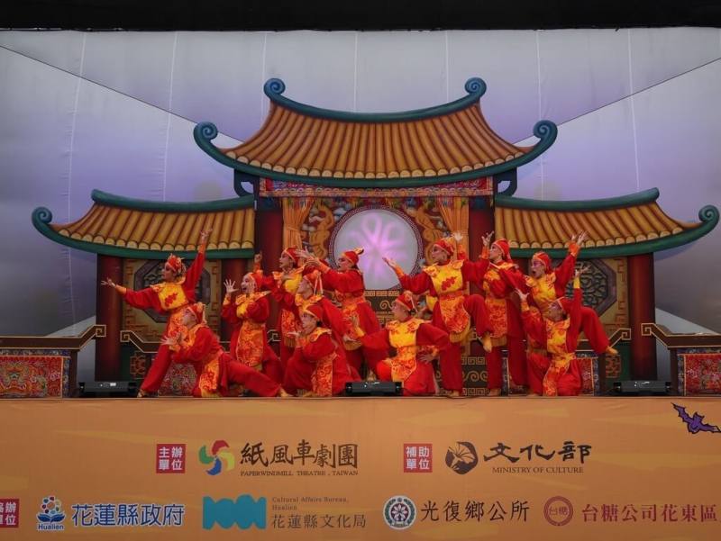 紙風車劇團「順風耳的新香爐」台語版巡演9日前進花蓮觀光糖廠演出，超過1500名鄉親攜家帶眷前往共賞。（紙風車提供）