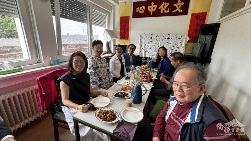 祭祀禮成後舉行平安宴，羅美舜偕夫人與現場僑胞親切互動、話家常，氣氛熱絡溫馨，讓旅德僑胞感受家鄉溫暖