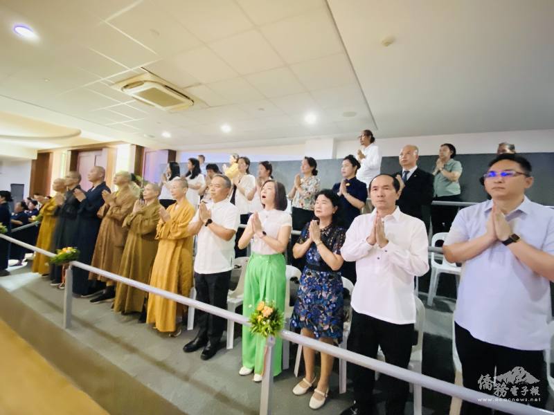 駐菲律賓代表處大使周民淦等人於活動中雙手合十祈福，祝願社會祥和、家庭平安