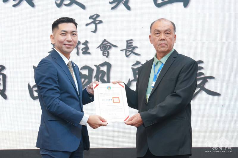廖建勛(左)代表徐佳青頒發賀狀給新任會長賴昌明(右)