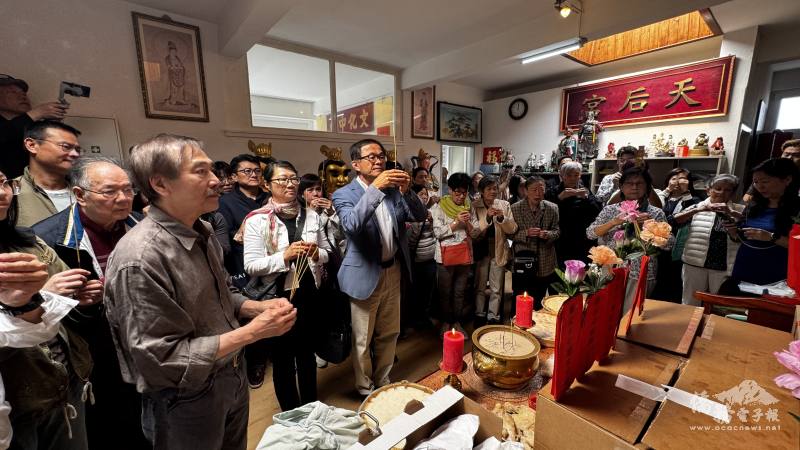 祭祀儀式由會長王錩文擔任主祭，處長羅美舜偕夫人與駐處同仁亦虔誠同禮，與現場百餘位信眾共同祈福，展現政府與僑社共同守護傳統信仰