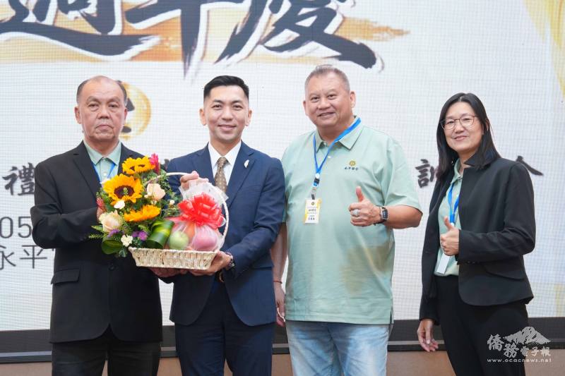 賴昌明致贈水果禮籃感謝嘉賓出席。(左2起為廖建勛、顧問吳國林、晚宴籌委會主席林淑英)