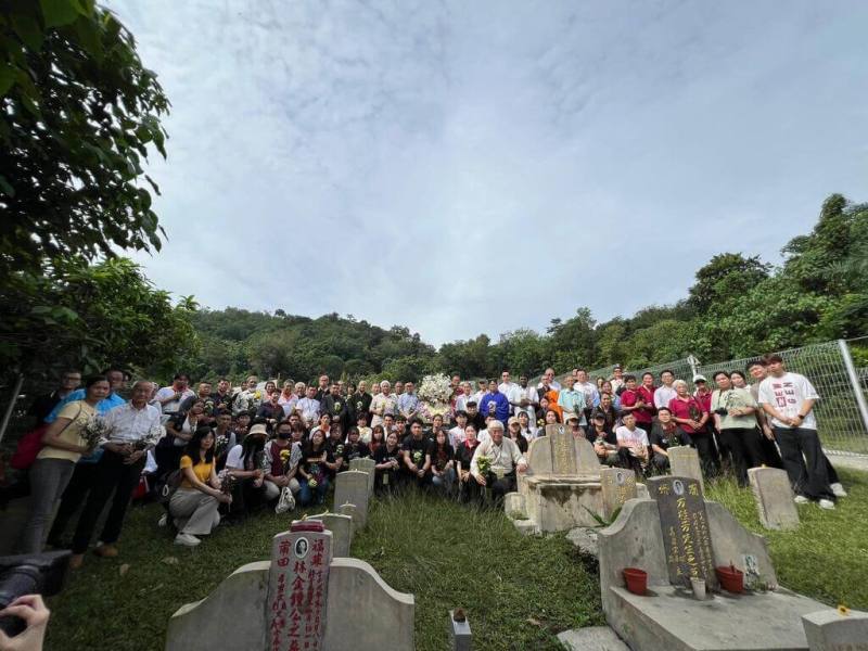 馬來西亞513種族衝突事件57週年，民間社運團體9日在雙溪毛糯513墓園舉行公祭儀式合影。（馬大新青年提供）
