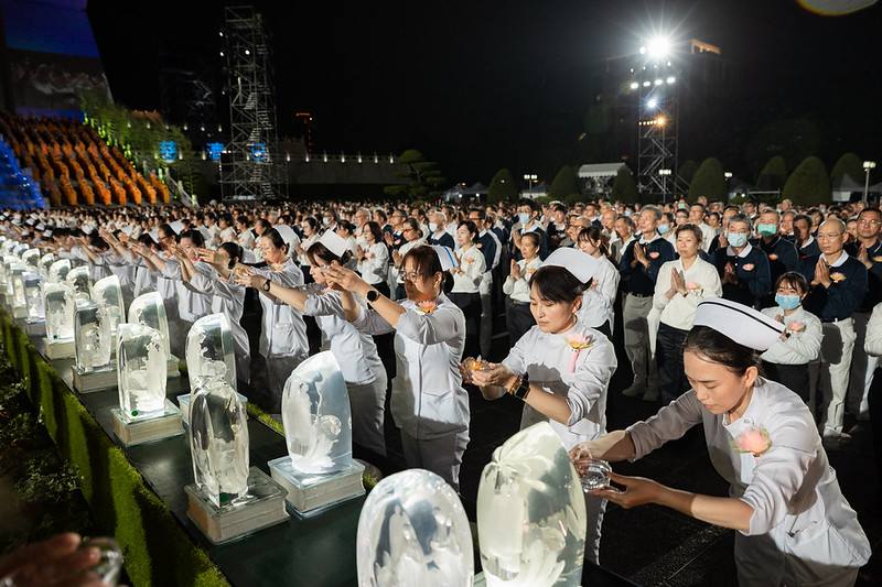 總統帶領大眾進行禮佛足、至誠發願、接法香等浴佛儀式，共同祈願社會祥和、國泰民安