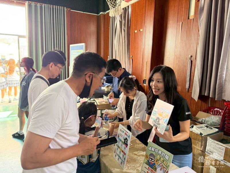 僑務組於現場辦理「揪團辦卡享好康」i僑卡推廣活動，與僑胞熱切互動並說明持卡權益