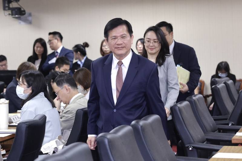 立法院8日三讀通過新台幣7800億元國防特別條例，排除商購及委製案引發關注。外交部長林佳龍（前中）11日在立法院表示，政院版的國防特別預算具整體性，是展現自我防衛決心表現，美方也希望台灣國會能進行補救，盼透過朝野合作，讓國防預算能夠支持安全政策。