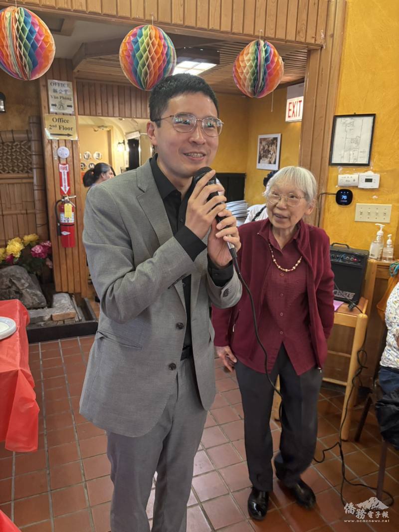 中心主任鄔亮珊介紹雷棋向與會人士認識