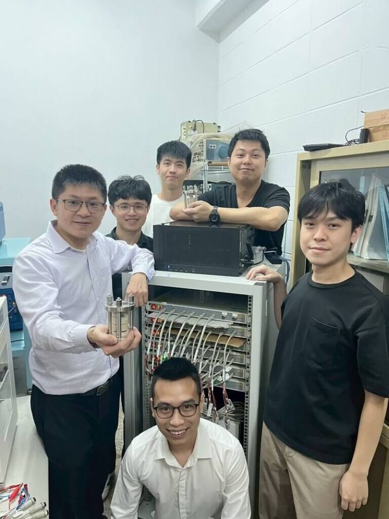台科大團隊研究發現，鋰電池電極裂縫不會削弱材料本質擴散能力，而是透過界面與幾何效應主導整體傳輸行為，為長壽命鋰電池材料設計提供關鍵物理基礎。（台科大提供）