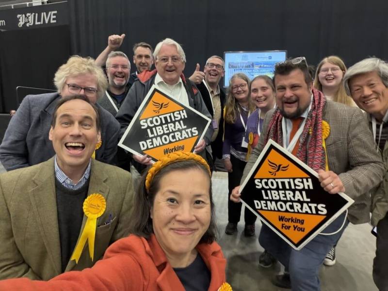 英國7日舉行地方選舉，包括全面改選蘇格蘭議會。根據8日晚間公布的計票結果，周怡霈（橘色衣者）代表自由民主黨，在蘇格蘭東北選區當選蘇格蘭議會議員，創台灣人和蘇格蘭議會首例。（周怡霈提供）