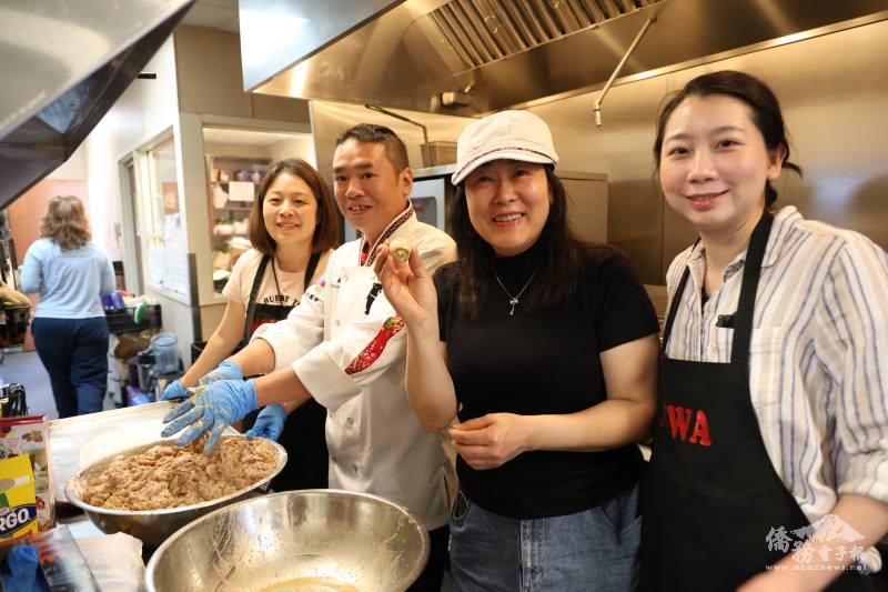 李志龍則耐心指導志工們如何複刻臺灣路邊攤酥脆香嫩的鹹酥雞，讓大家都偷學了一手。