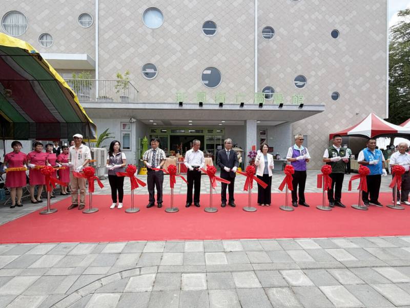 屏東新園鄉立圖書館啟用典禮11日舉行，縣長周春米（前右5）、教育部長鄭英耀（前左5）與新園鄉長方冠丁（前右4）等人出席剪綵。（屏東縣政府文化處提供）