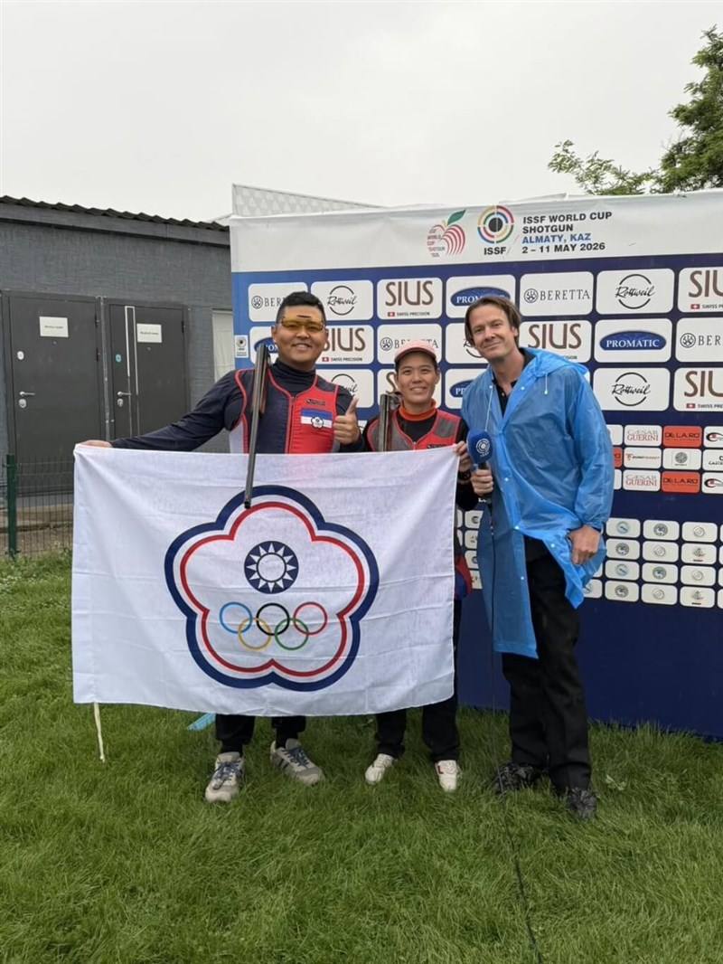 Taiwanese Yang Kun-pi (left) and Liu Wan-yu (center). Source: Chinese Taipei Shooting Association
