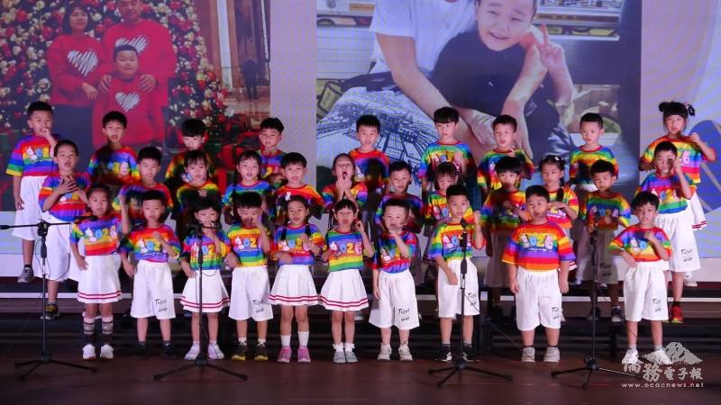 國小學生帶來活潑歌唱表演，展現穩健成長與蓬勃朝氣
