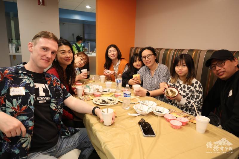 年輕僑胞帶著孩子親手研磨擂茶食材，品嚐，並學習「你好」、「好食」、「謝謝」等生活華語及客語