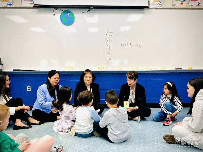 小幼班學生參加認字比賽，校長林依靜(右三)親臨教室為學生加油
