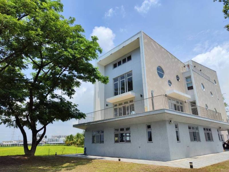 屏東新園鄉立圖書館11日正式落成啟用，新館定位為「全齡化閱讀空間」，還設有漫畫專區滿足不同世代閱讀需求，2樓戶外也設計景觀露台，可西眺翠綠稻田，讓書香與稻浪共伴。（屏東縣政府文化處提供）