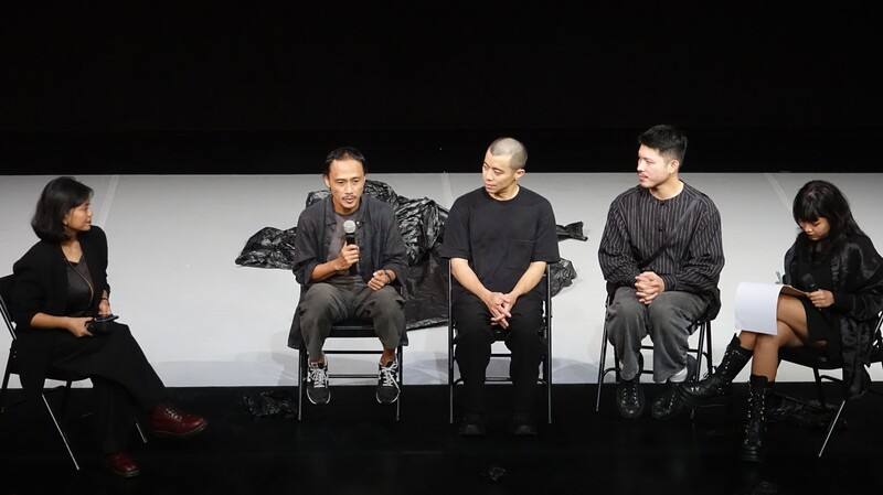 台灣編舞家王宇光（左3）與印尼舞者達南（左2）合作舞作「人之島」，9日至10日於印尼雅加達莎莉哈拉藝術中心上演。