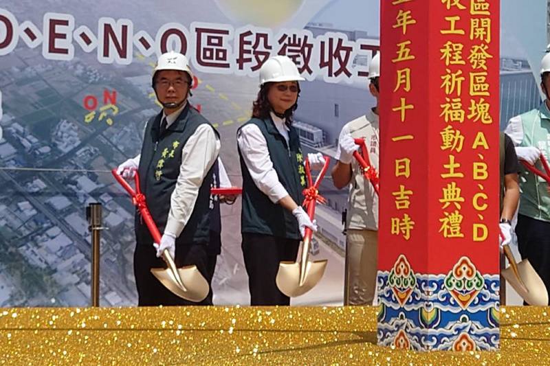 台南市政府地政局11日在安定區舉辦南科特定區A-O區段徵收工程動土典禮，台南市長黃偉哲（左1）參與動土儀式。