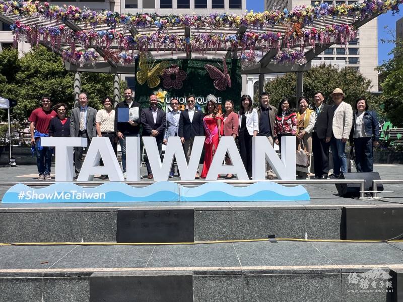 《看見臺灣 WE ARE TAIWAN》在舊金山聯合廣場（Union Square）盛大舉行貴賓政要合影(左八)伍志翔、(右七)莊雅淑