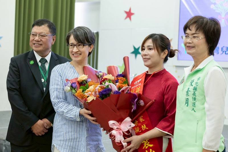 副總統出席「彰化家扶自強母親關懷暨母親節活動」，並致贈媽媽們花束，感謝她們長期為家庭付出的辛勞
