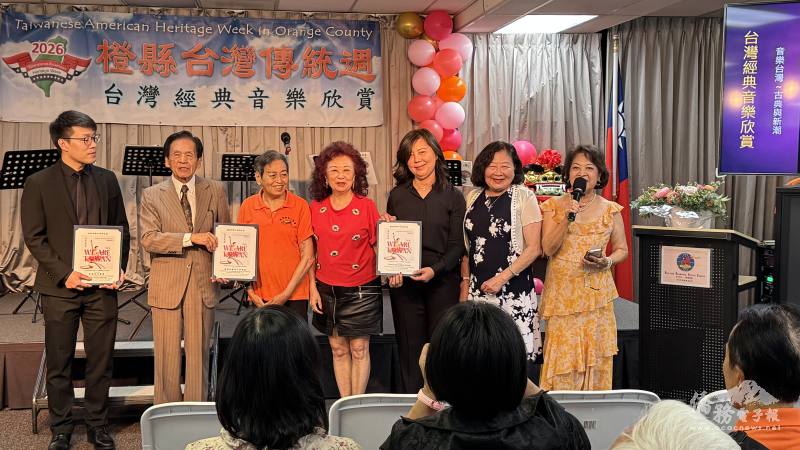 橙縣臺灣傳統週召集人張欣珠頒贈感謝狀給參加演出的三個團體