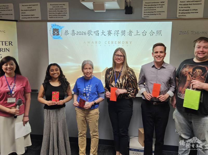 方沛文（左一）與勇奪獨唱組冠軍的 Adrika Dasgupta（左二）及其他得奖者 Bibi Tran，Amanda Welliver，Mike 慶明，Gregory McGillis 合影