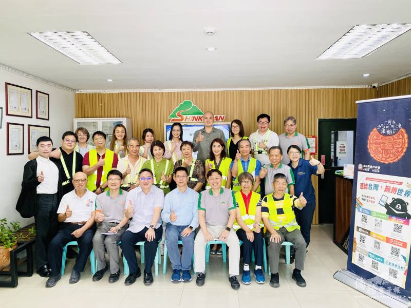 旅菲南線臺商會辦理企業參訪活動，與會人員於新高山（Shinkozan）公司合影留念