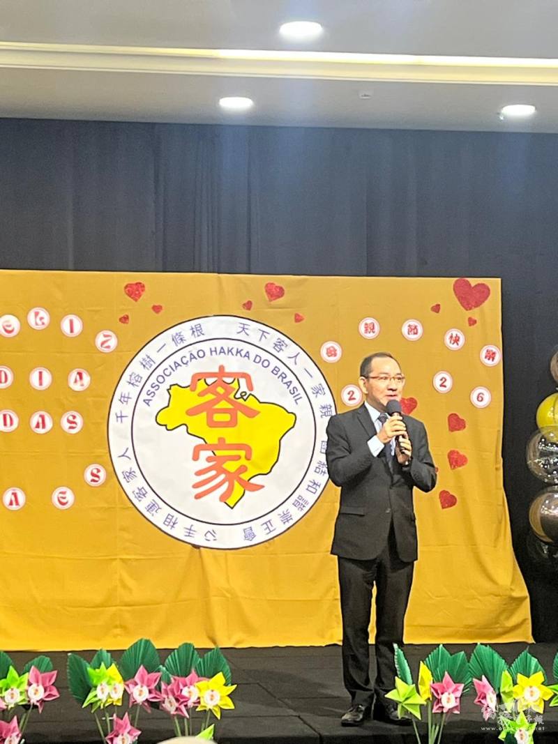 聖保羅文教中心主任尤正才推崇105位獲獎媽媽，說明媽媽是大家感恩與學習的模範