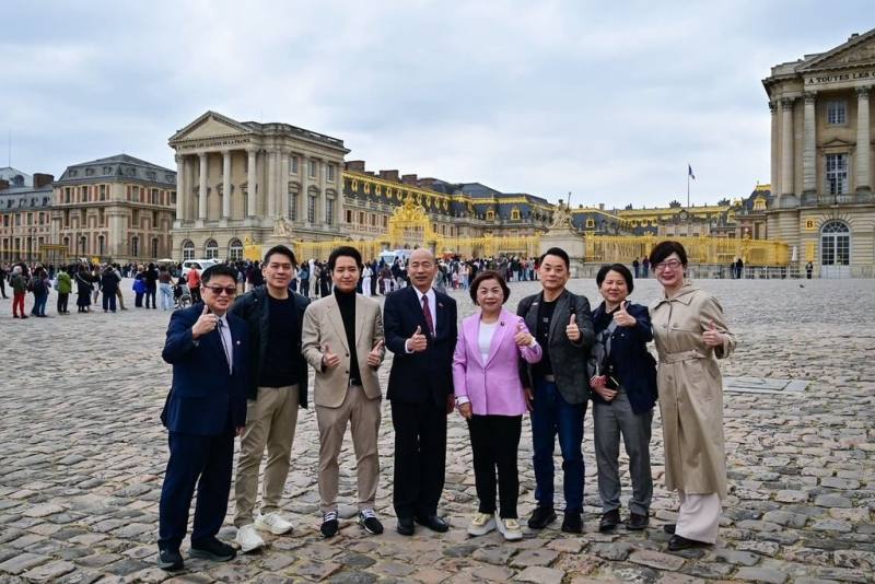 立法院長韓國瑜（左4）率團前往法國、英國推動國會外交，於巴黎時間10日上午抵達法國，由駐法國代表處大使郝培芝接機並為訪團進行午餐簡報會後，隨即前往凡爾賽宮參訪。（立法院提供）
