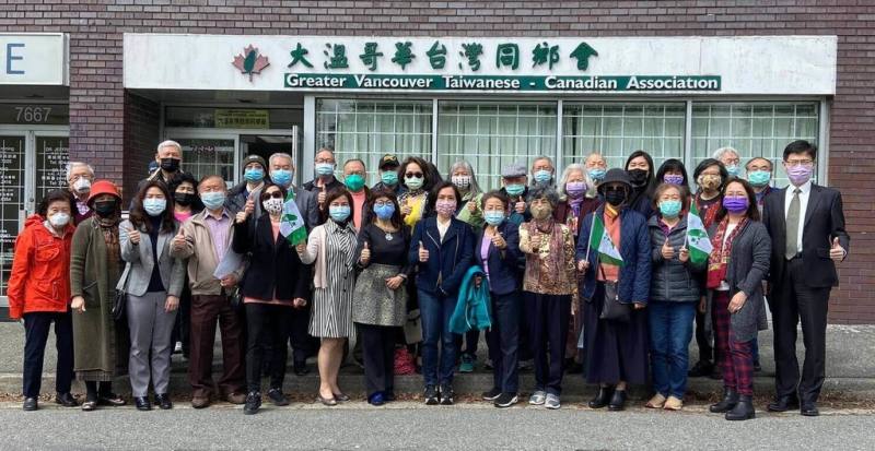 2022年疫情期間，大溫哥華台灣同鄉會成員戴著口罩，依然保持活動力，宣揚台灣在公共衛生領域的傑出成就，呼籲加拿大和國際社會支持台灣加入世界衛生組織。（大溫哥華台灣同鄉會提供）