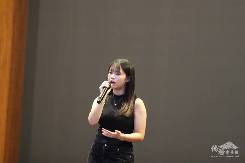 本次華語文歌唱大賽由10年B班張嫚珊同學憑藉優異唱功脫穎而出，榮獲冠軍殊榮