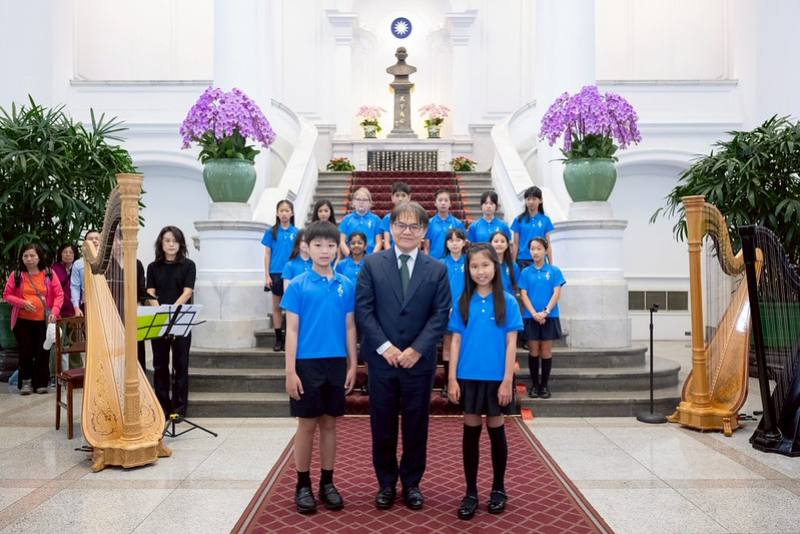 總統府敞廳有台北歐洲學校、國家交響樂團及國家青年交響樂團分別帶來精彩的音樂表演，現場氣氛熱絡