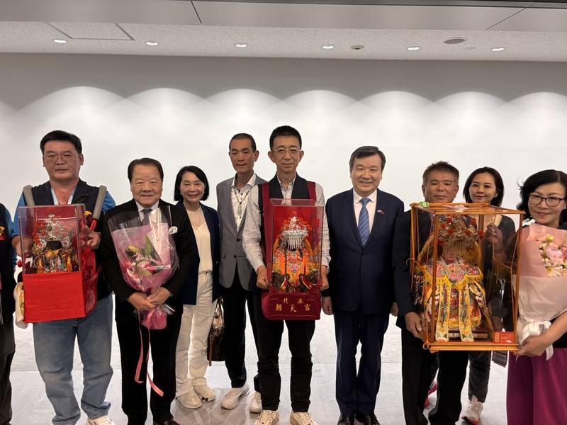 北港朝天宮媽祖10日抵達日本東京，展開海外宗教文化交流行程。駐日代表李逸洋（右4）、東京媽祖廟董事長詹德薰（左2）及數十名僑胞赴成田機場迎接聖駕。李逸洋表示，希望讓台灣信仰文化以更生活化方式走進日本社會，進一步促進台日民間理解與交流。