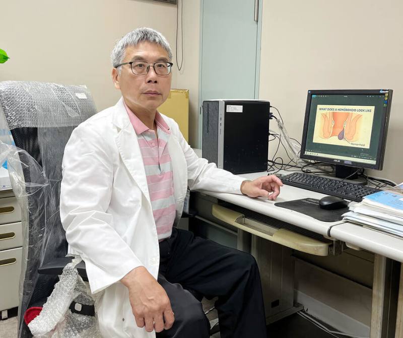 台中市澄清醫院中港分院大腸直腸外科主任邱錫雄11日說，坐馬桶有滑手機、看書報習慣者，肛門血液回流變差易得痔瘡。（醫院提供）