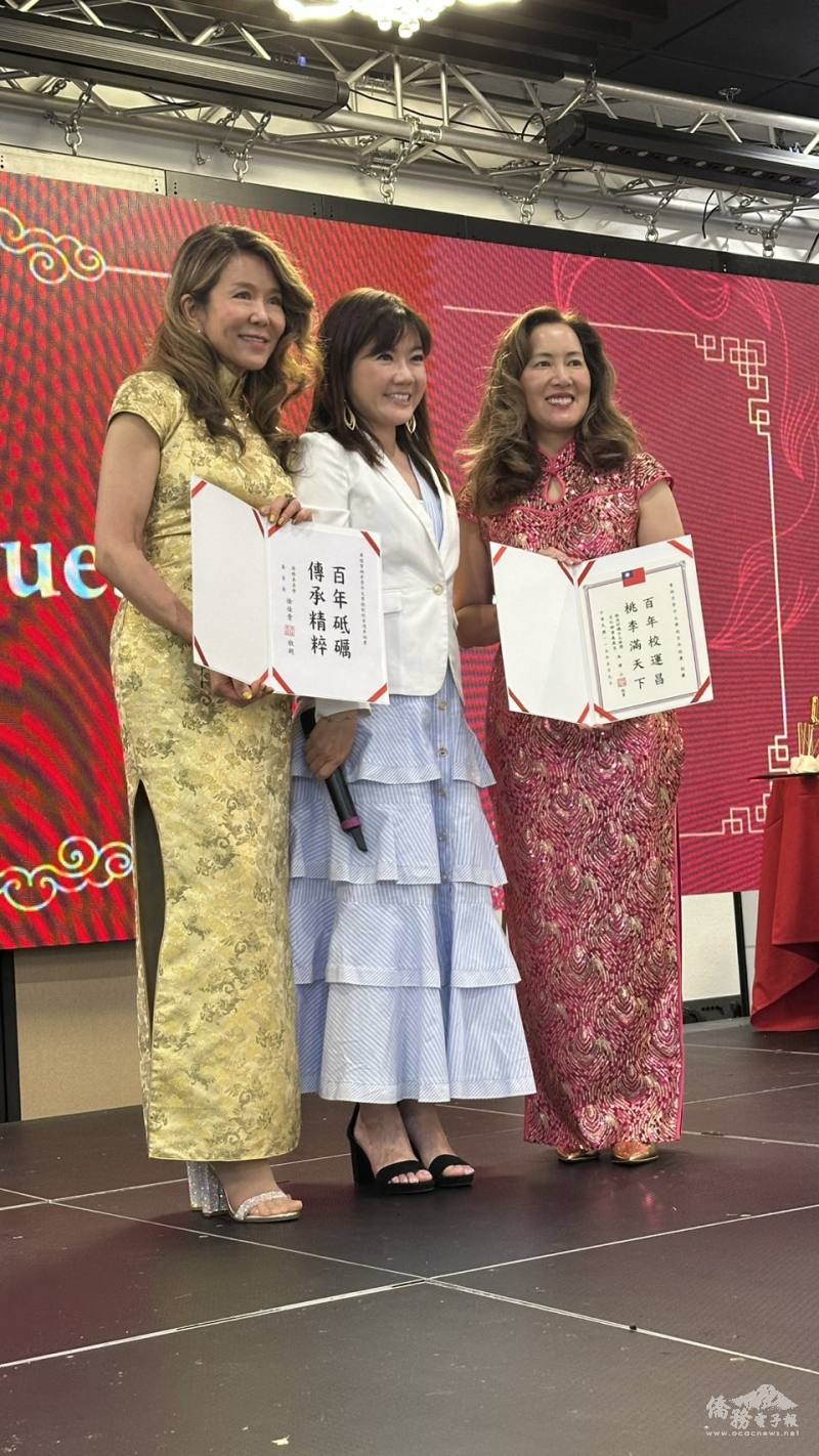 橙縣文教中心主任蕭蓓如(中)代表致贈僑務委員會與駐洛杉磯辦事處賀狀給聖地牙哥中文學校，感謝該校長期推動華語文教育與鼓勵該校學生參與僑委會僑青回臺研習活動