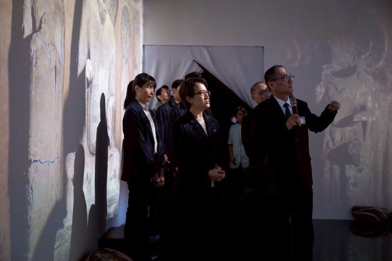 副總統與現場貴賓一同參觀「明心特展」