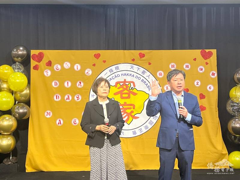 巴西客屬崇正會會長陳宗沐頒模範母親獎，由詹玉霞代表受獎