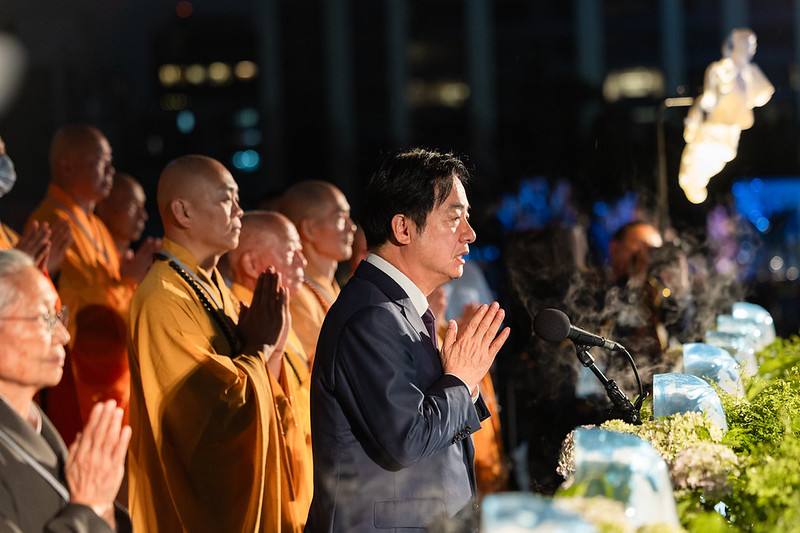 為慶祝佛誕節，「佛教慈濟慈善事業基金會」10日晚間於兩廳院藝文廣場舉辦「2026年佛誕浴佛·孝親感恩祈福會」，賴清德總統親臨參與浴佛祈福儀式