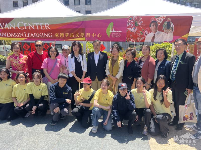 FASCA學員(前排)與伍志翔(中)、莊雅淑(左四)和貴賓及僑務委員合影
