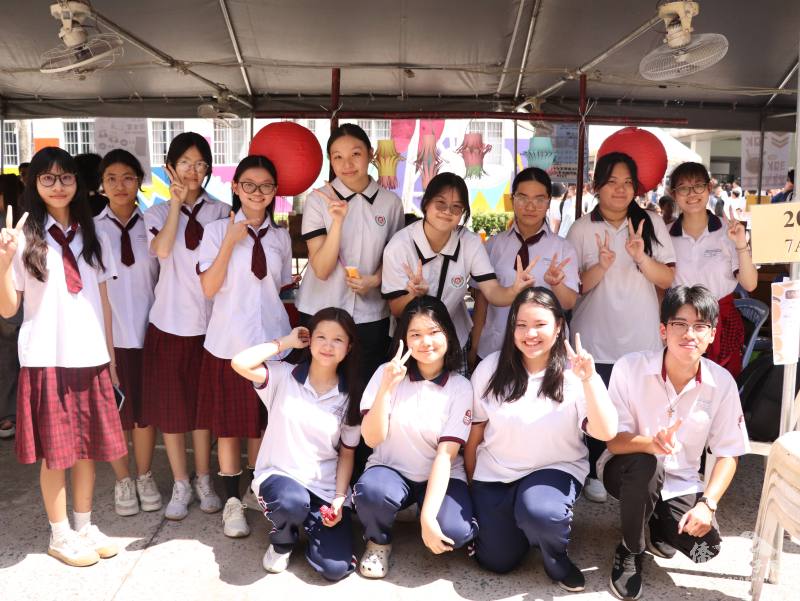 胡志明市師大附中與黎鴻峰資優中學學生共襄盛舉，攜手設置文化攤位進行深度交流