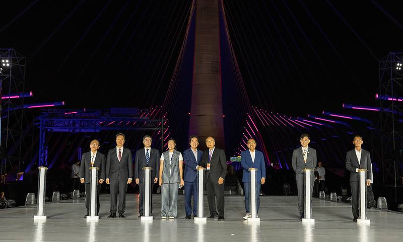 總統與現場貴賓一同進行淡江大橋點燈儀式