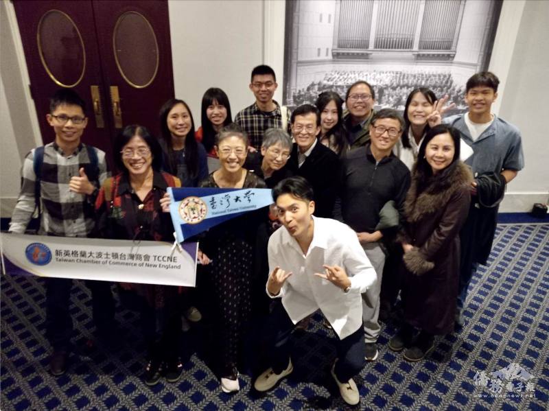 陳鋭與本次促成演出的臺灣僑團代表們合照