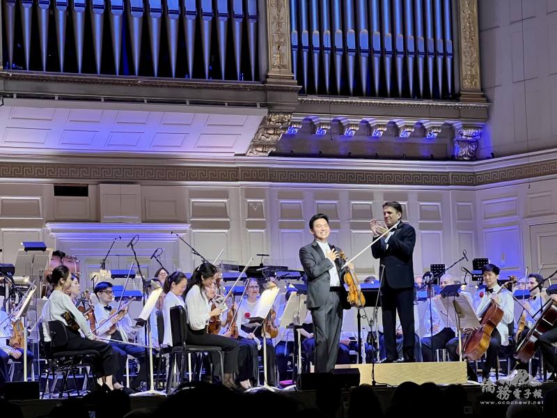 陳鋭精湛的小提琴演出獲得滿堂喝采