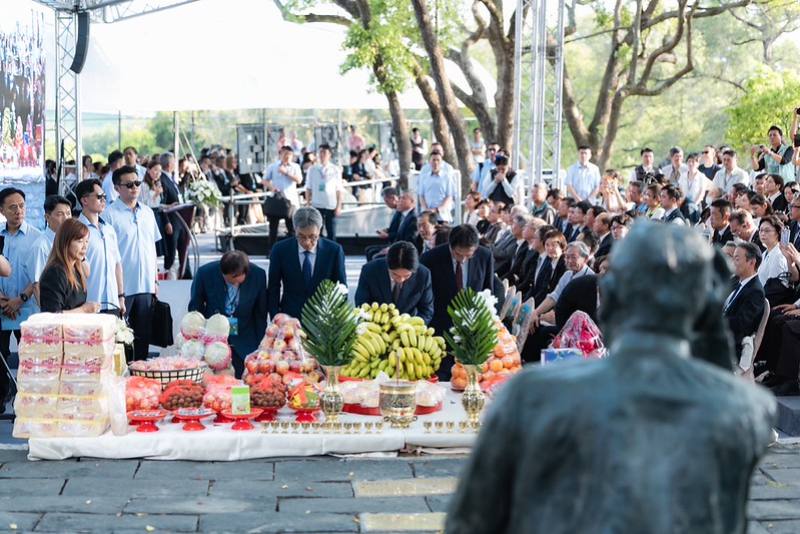 總統與現場貴賓共同進行公祭儀式，向八田與一技師銅像獻花、鞠躬，表達敬意與謝意