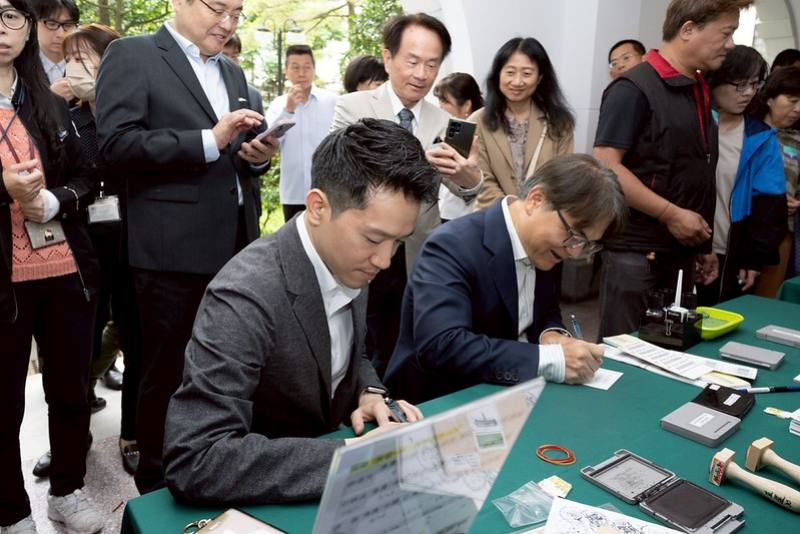總統府何志偉及鄭俊昇副秘書長前往臨時郵局，在「民主明信片」寫下對民主臺灣的祝福與期許並現場寄出