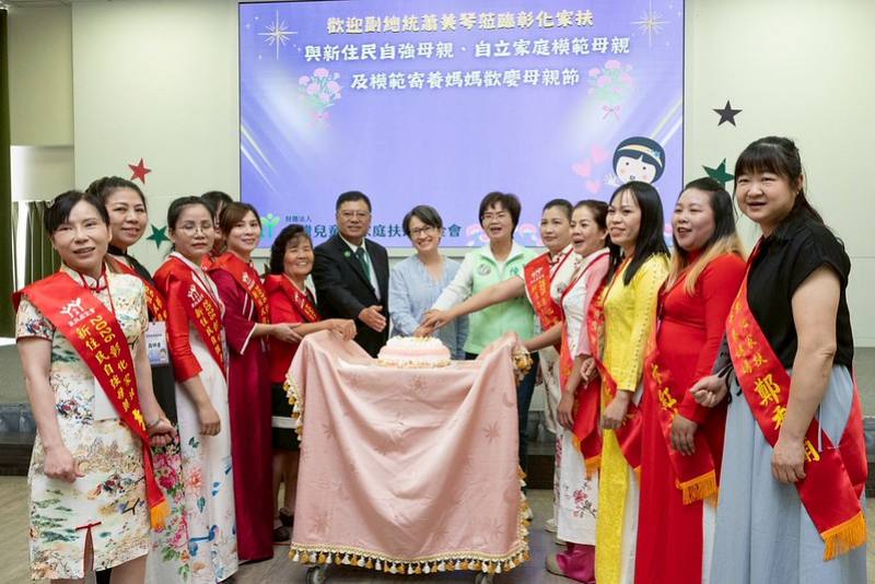 副總統與自強母親們一同切蛋糕，慶祝母親節的到來