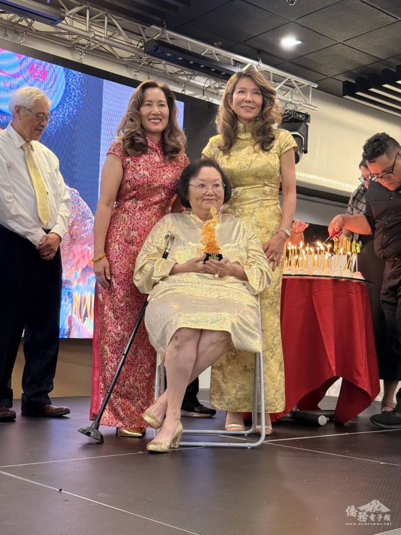 黃徐惠寶（中）、黃如珍（左）與黃嘉倩（右）合照